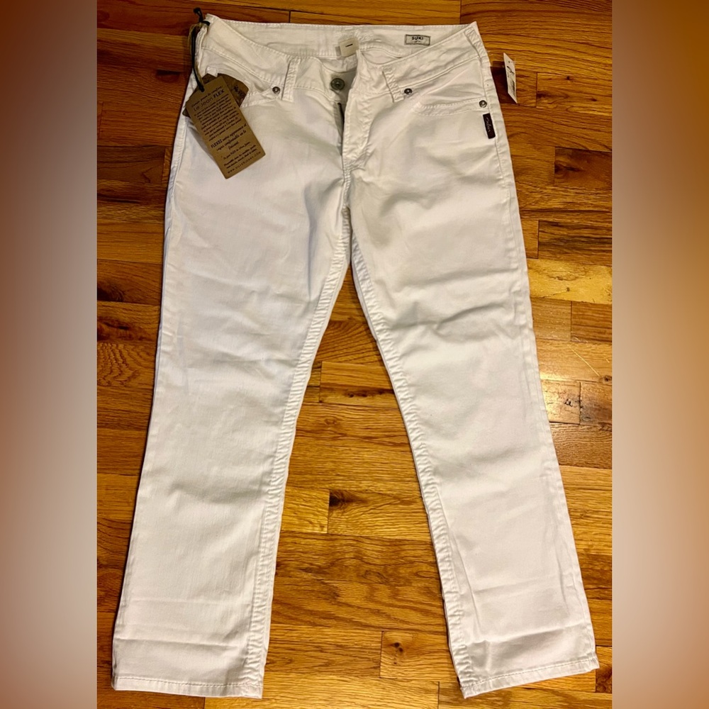 New with tags white Silver brand pant. Tag says Capri but inseam is 26 inch.